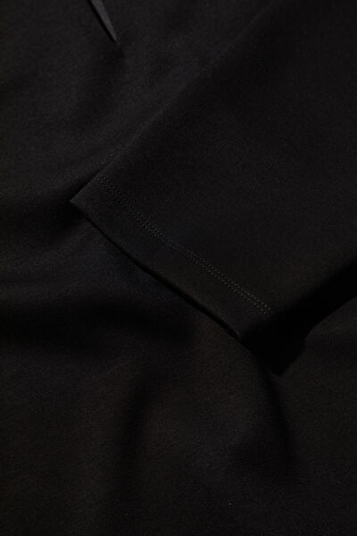 SİYAH YAKA DETAYLI SWEATSHIRT 4