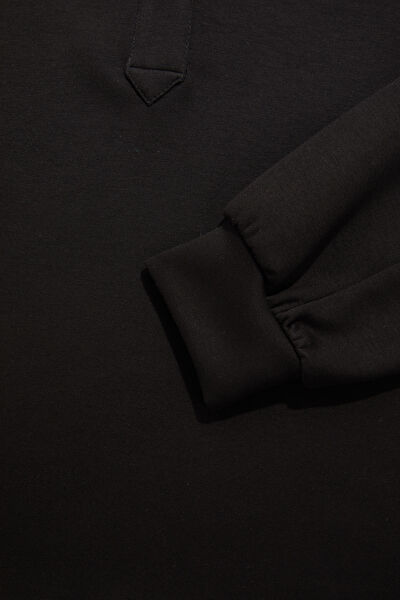 SİYAH YAKA DETAYLI SWEATSHIRT 4