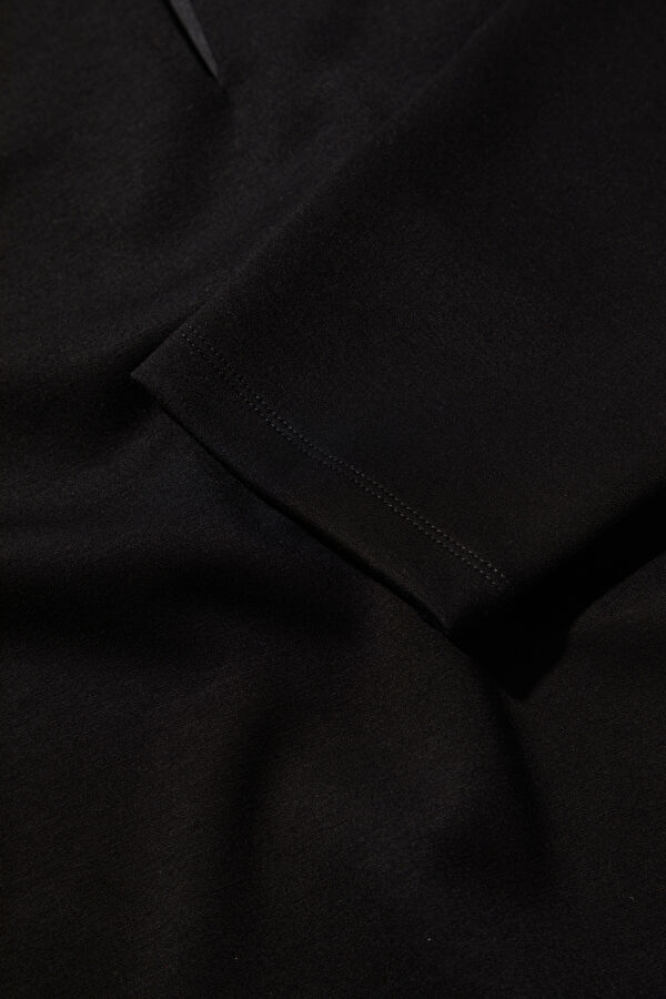SİYAH YAKA DETAYLI SWEATSHIRT 4