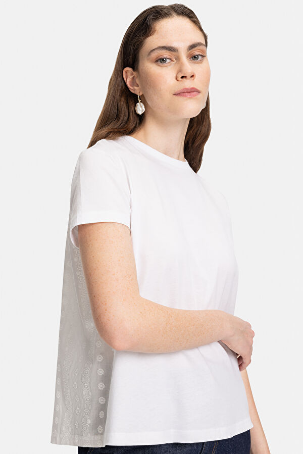 BEYAZ ARKASI GARNİ DETAYLI T-SHIRT