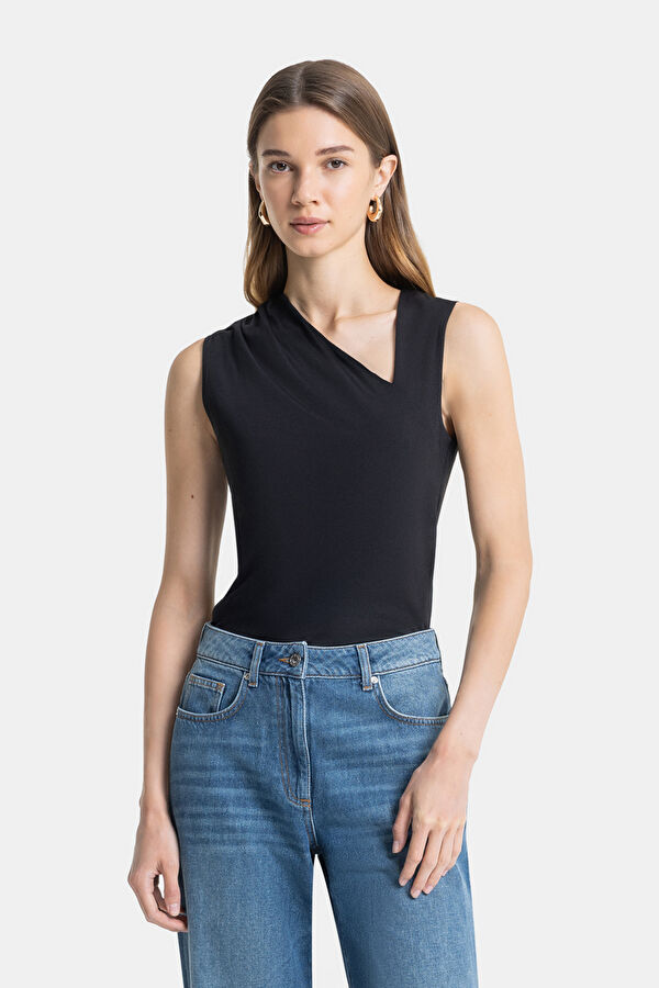 SİYAH ASİMETRİK YAKA TSHIRT