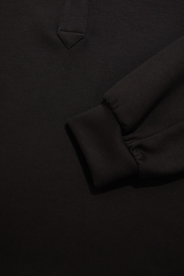 SİYAH YAKA DETAYLI SWEATSHIRT 4