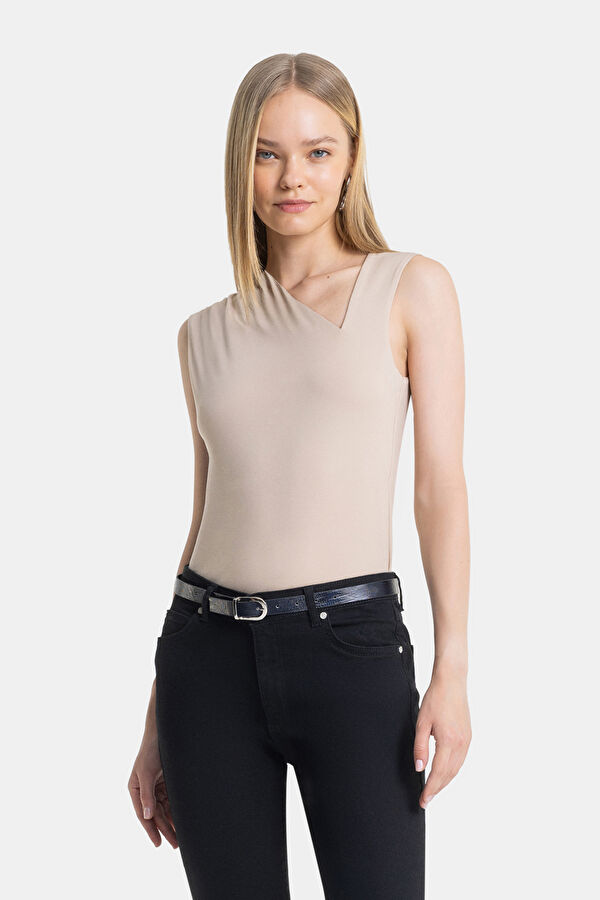 BEJ ASİMETRİK YAKA TSHIRT